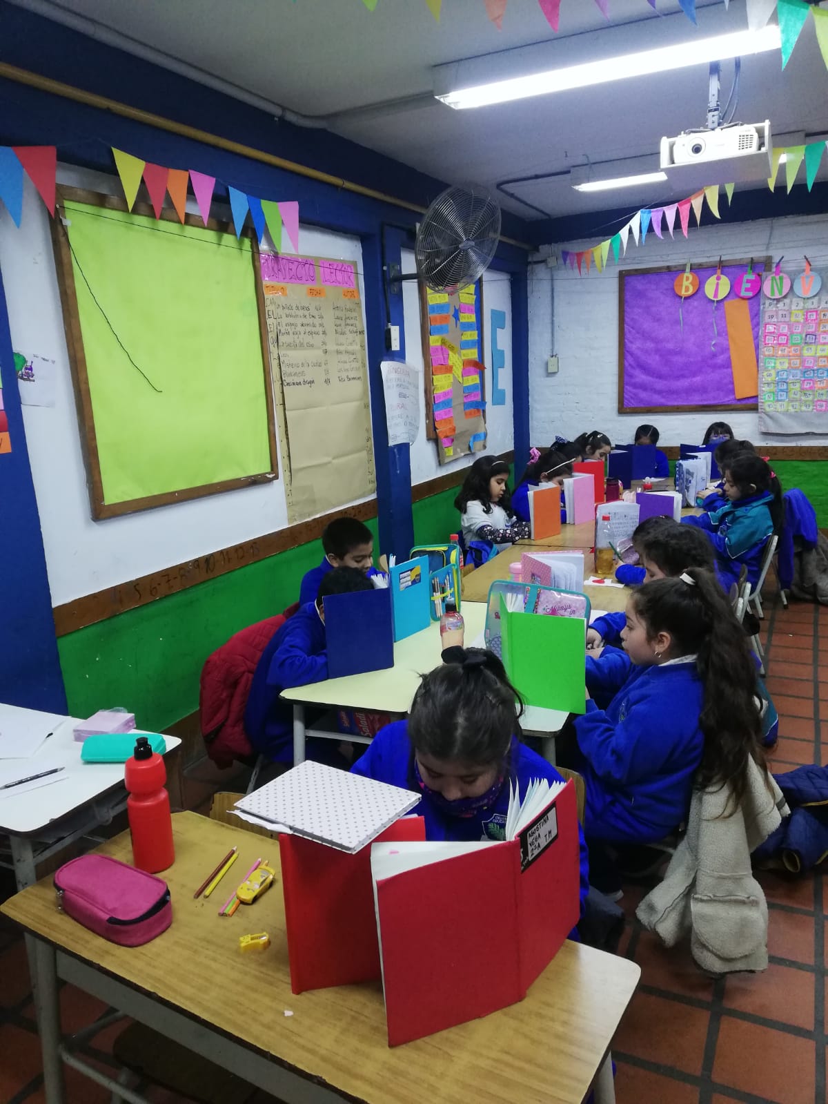 alumnos estudiando primaria