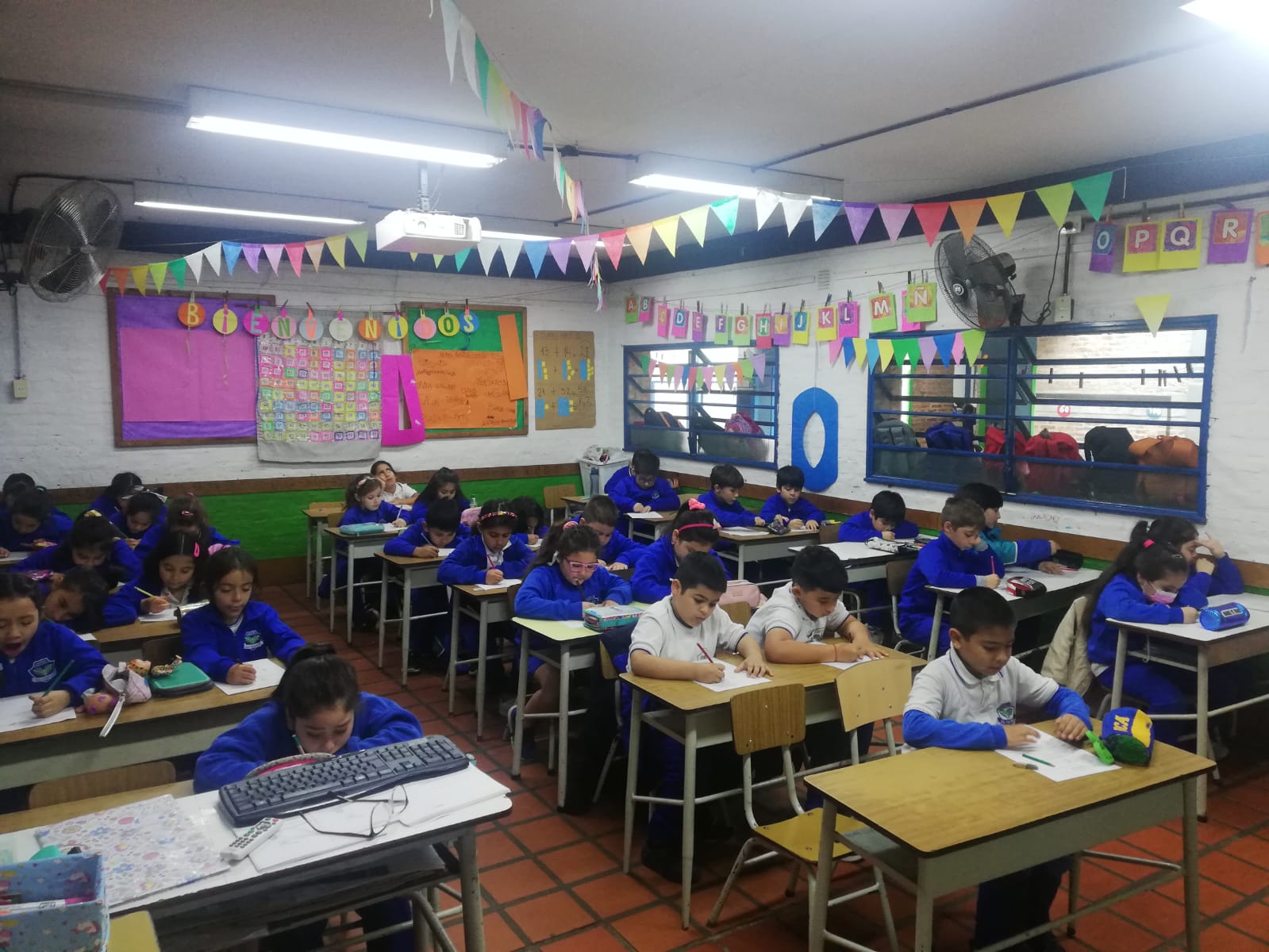 alumnos estudiando primaria