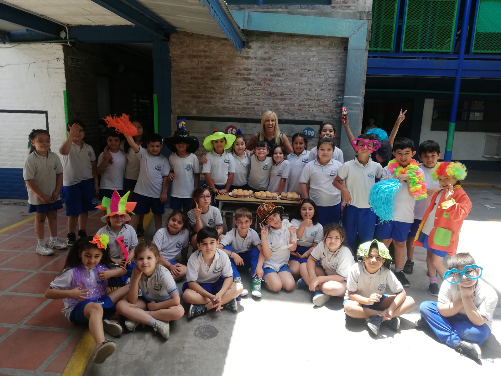 alumnos en patio de primaria