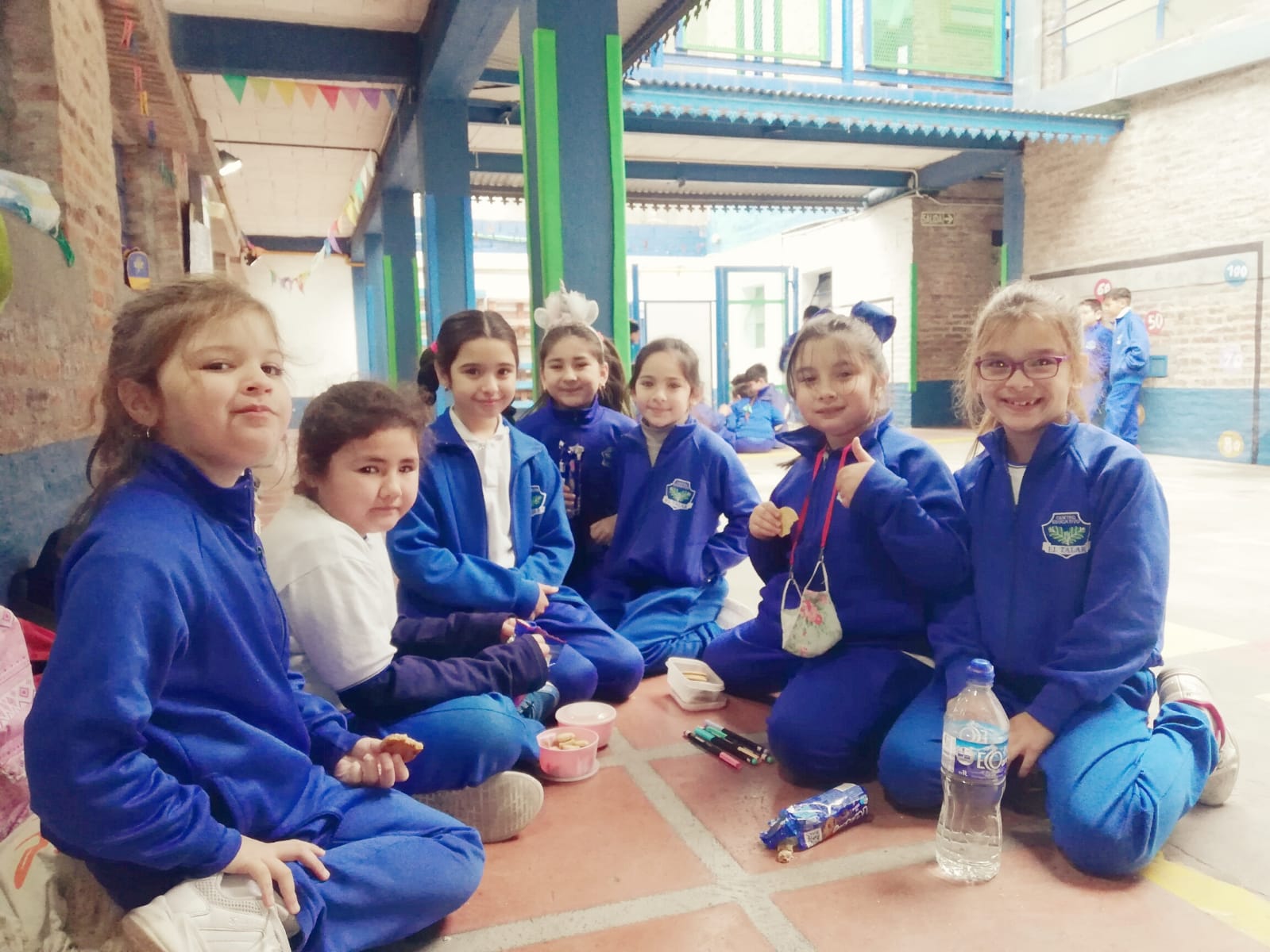  alumnos en el patio de primaria